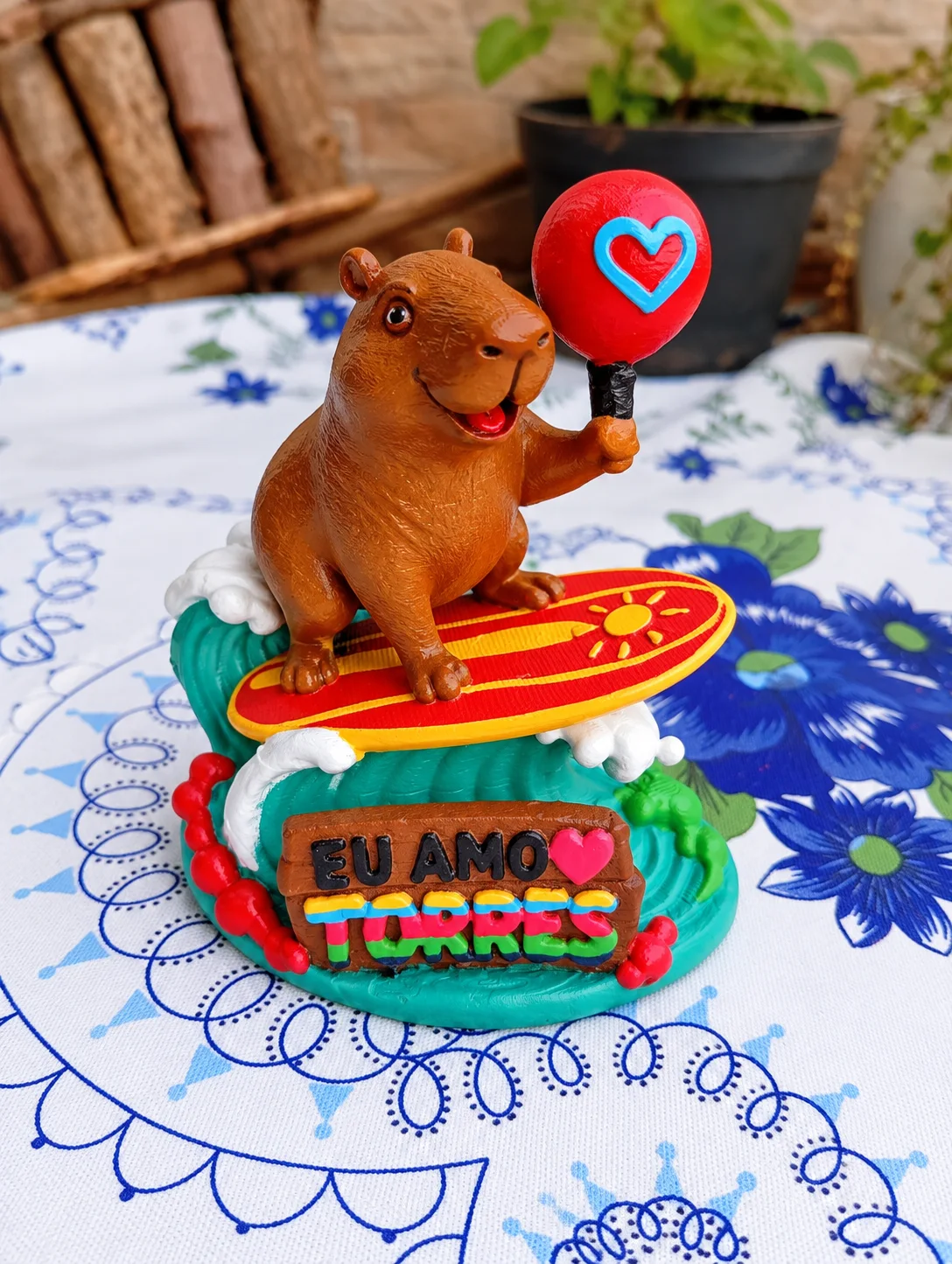 Capivara surfista com balão de coração (PERSONALIZADA)