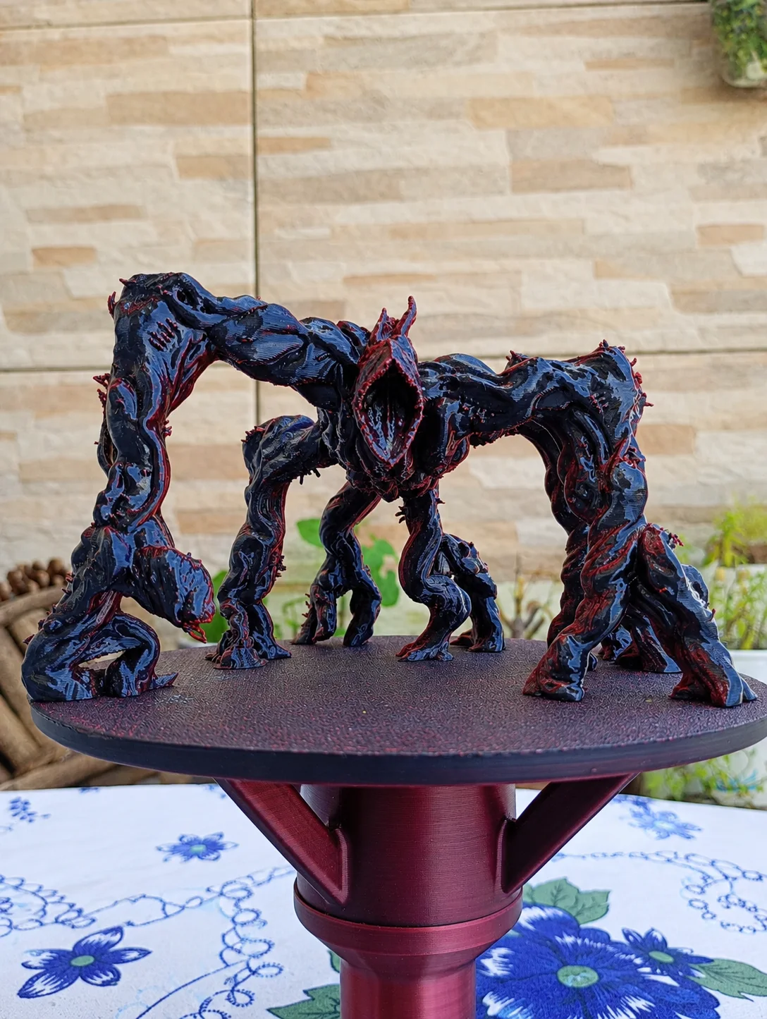 Miniatura de Monstro Sombrio – Decoração Geek e Colecionável